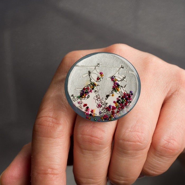 Biżuteria artystyczna ręcznie malowana pierścionek z namalowanymi sukienkami 99